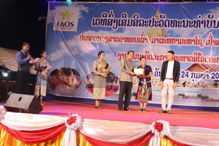 ຄໍາມ່ວນ ມອບລາງວັນໃຫ້ອັນດັບທີ 1-3 ໃນການປະກວດລໍາຜະຫຍາມະຫາໄຊ ແລະ ເປົ່າແຄນບຸໃນບຸນພຣະທາດສີໂຄດຕະບອງປີ 2024